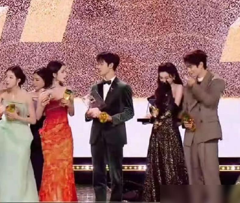 笑发财了孟子义红毯摔跤以后发文“觉得太丢人了”但是领奖的时候，宋祖儿和丁