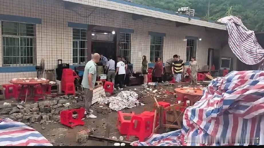 这场升学宴，成了这个少年一辈子的痛！8月18日傍晚，四川长宁县硐底镇新堡村，