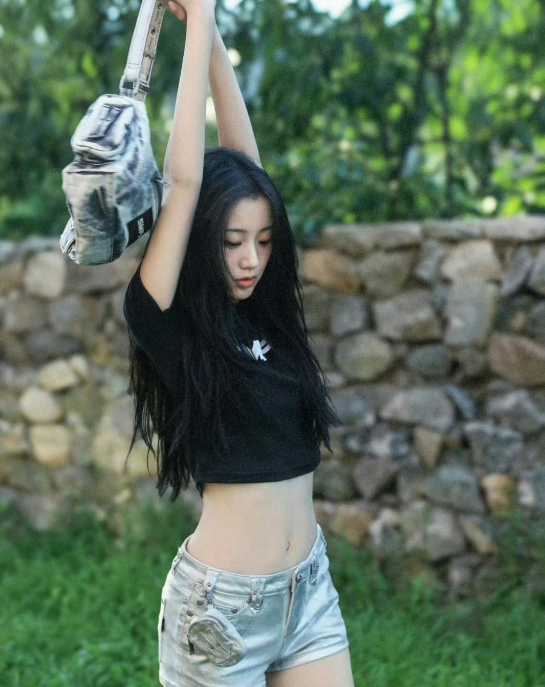 包小柏女儿包上恩最近晒出一组模特照，气质确实遗传了老爸的明星基因。这姑娘镜头表现