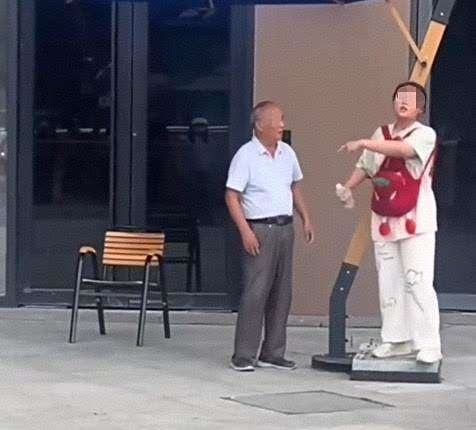 最近，有个“遮阳伞大爷”的视频火爆网络。说的是一位70多岁的老大爷好心劝告站