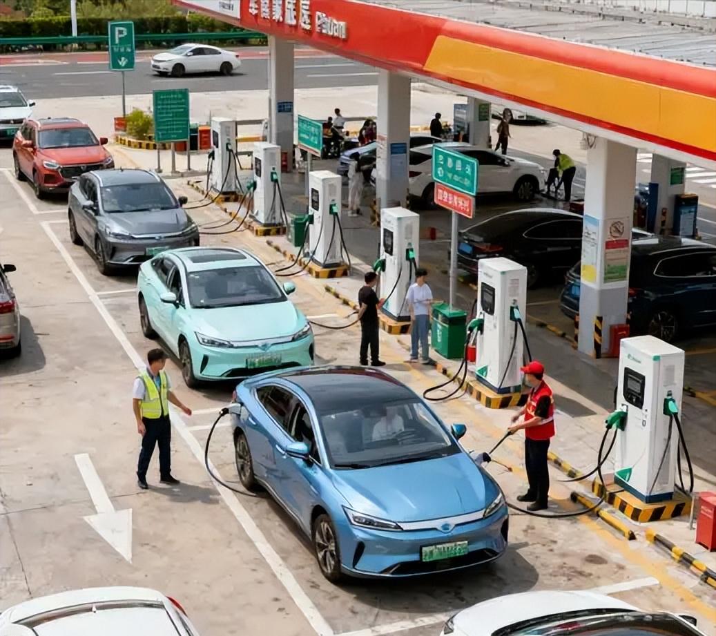 中国为啥要玩命发展新能源车？说句大实话，环保只是门面，石油不过是幌子。中国砸重金