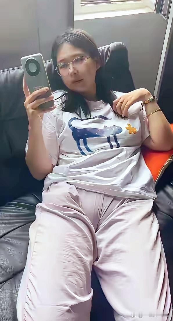 我闺蜜，一天天吃的五饱六饱的，她不胖谁胖[大笑]