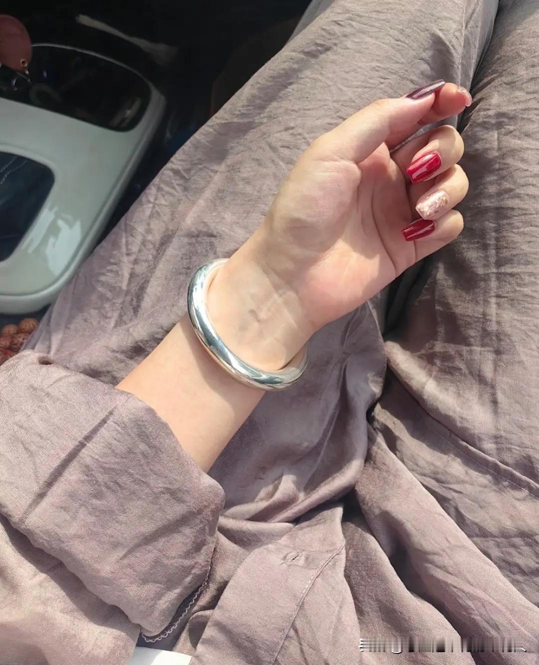 我是真的没想到，如今连银镯子都成了“奢侈品”！1月11日去看首饰，一只88克的银