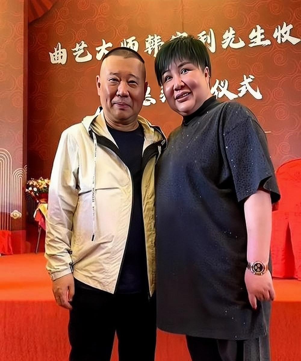 郭德纲与老婆王惠合影旧照，夫妻俩一起参加活动时的画面。王惠是一位很有能力的女强