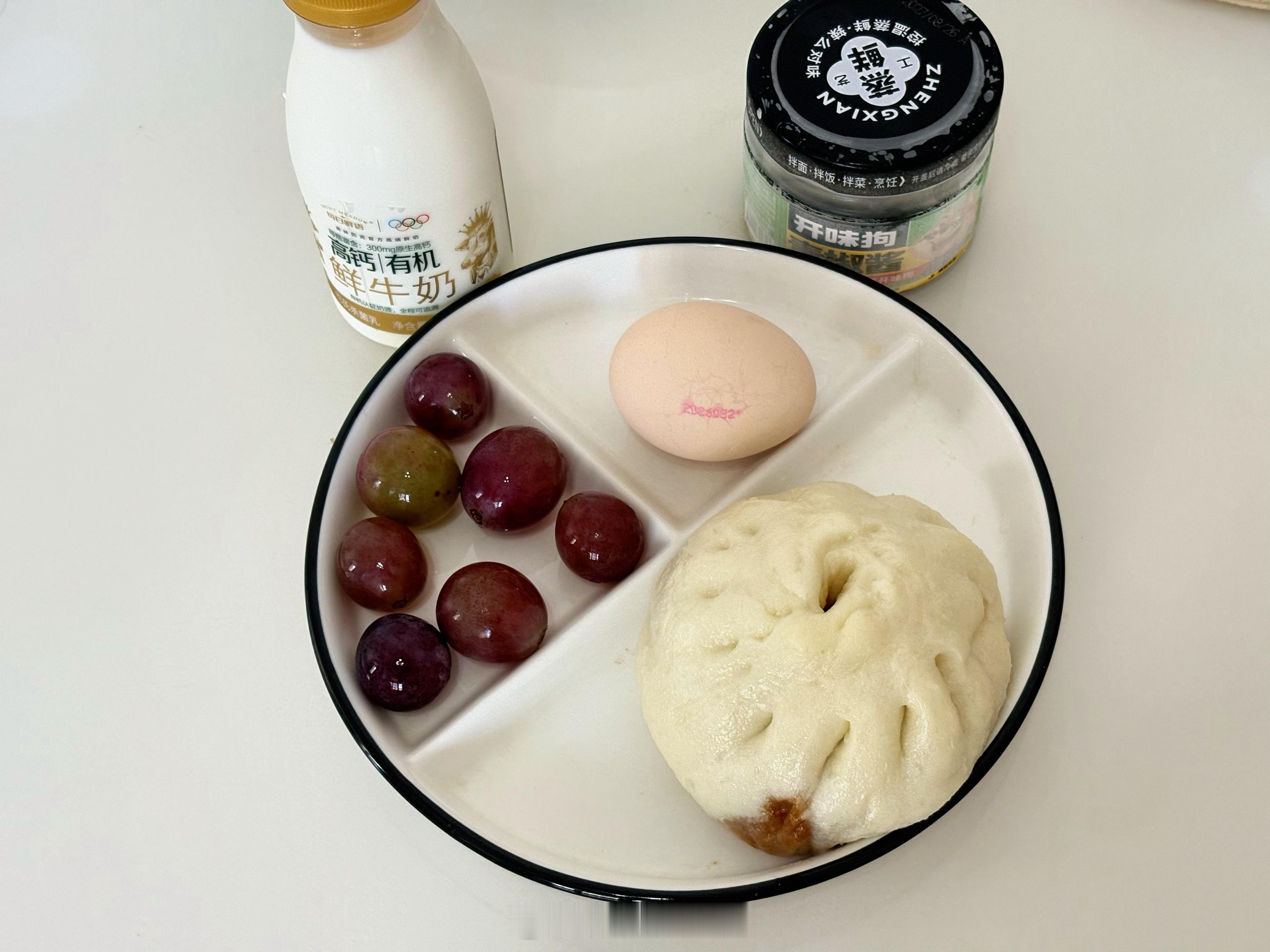 早上包子鸡蛋牛奶晚上在外面吃了炒饭下课迟了饿的嗷嗷叫[笑着哭]一分钟都等不了早