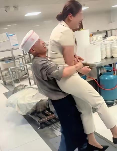 4月24日，河北邯郸一家小饭庄火了——不是因为菜香，而是因为后厨上演了一出“男女