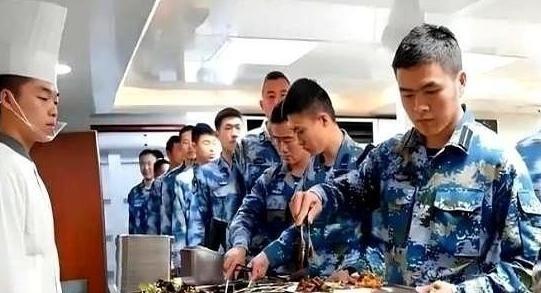 网友都说养航母费钱，到底有多夸张？就拿山东舰来说，每天光是食材消耗就超过10吨，