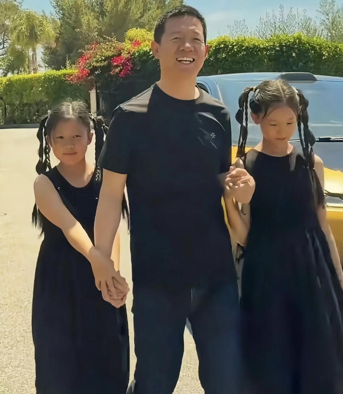 贾跃亭终于抱到闺女了。八年，孩子都快认不出爹。甘薇这趟美国探视，带的哪是特产，分