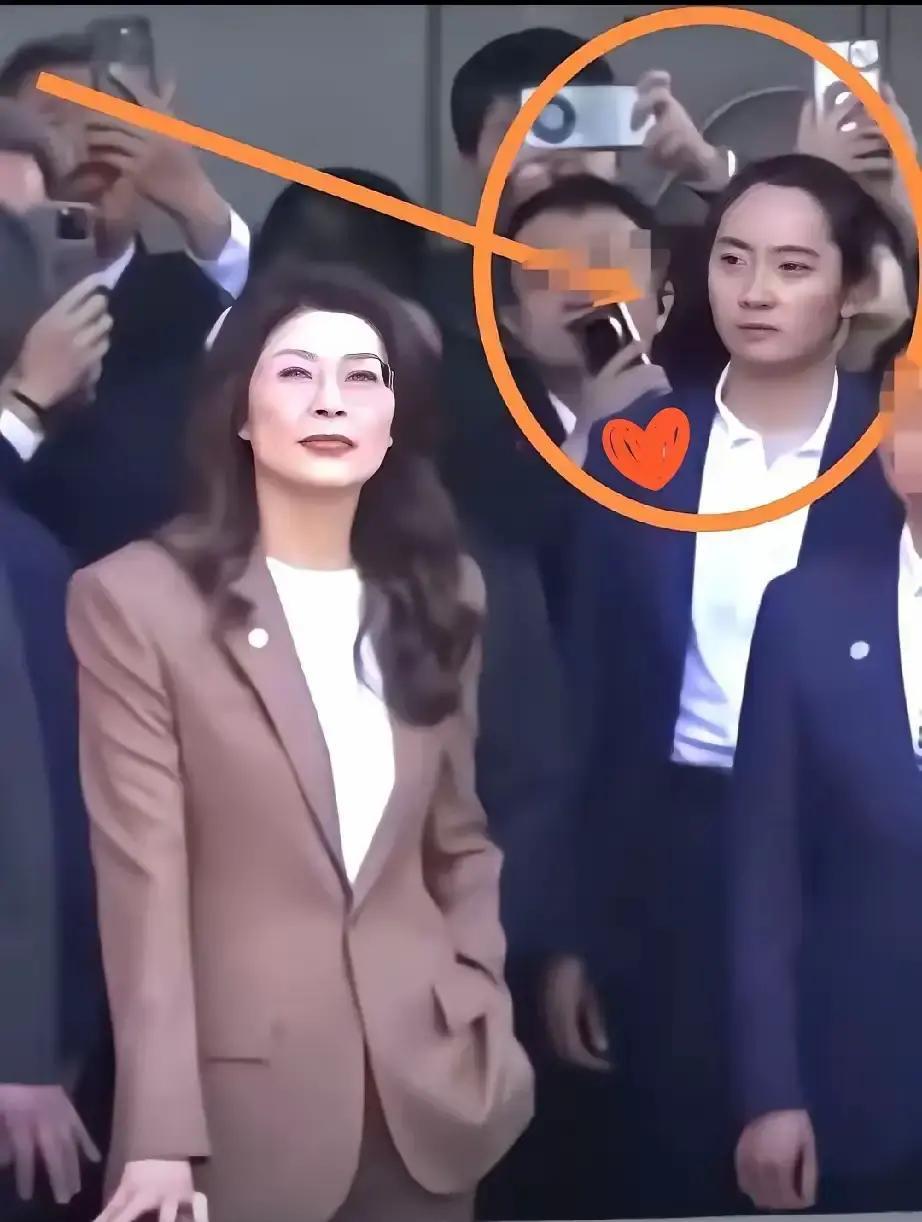 严肃拜谒现场女保镖意外出圈，全网喊娶背后是硬实力托底严肃的拜谒现场，镜头却越过