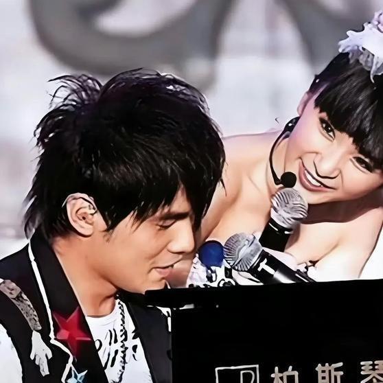 田馥甄被JJ林俊杰爱过，可惜田馥甄没有选择他，不然也是一个很完美的结局，万万没有