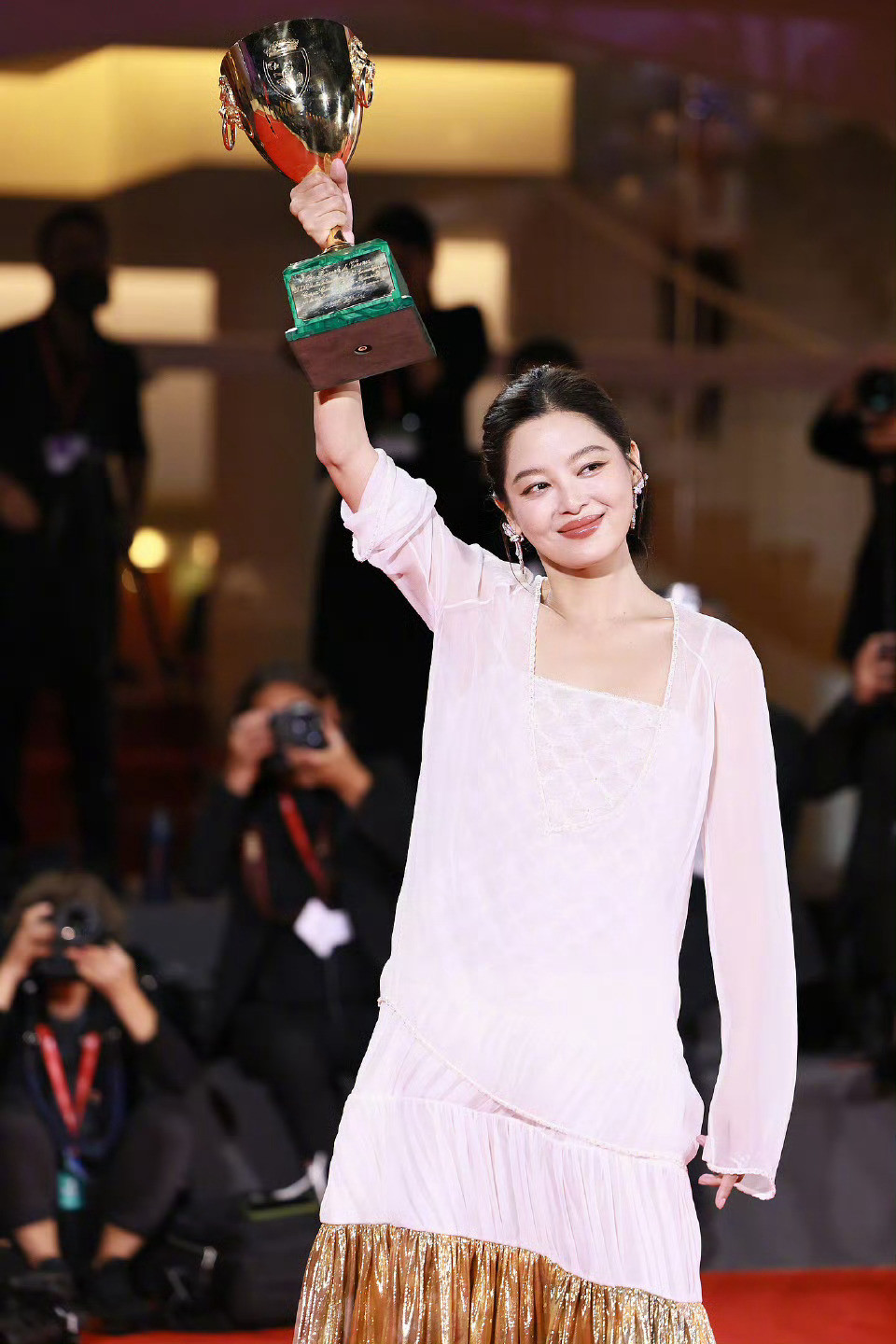 香奈儿连发5条辛芷蕾辛芷蕾凭借《日掛中天》问鼎2025年第82届威尼斯电影节最佳