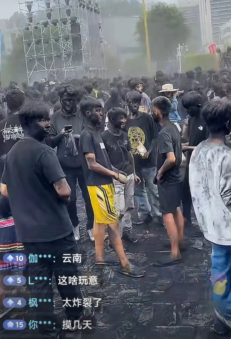 这个活动有创意，值得推广！▶笑点:因为都是黑人了，妈妈找不到自己的孩子，孩子
