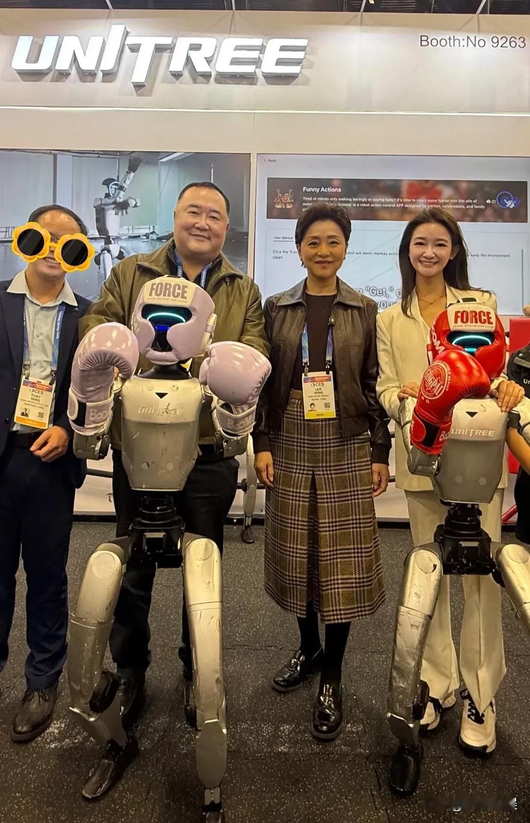 主持人杨澜和富豪老公吴征罕见同框。在美国近日举行的国际消费类电子产品展览会上，