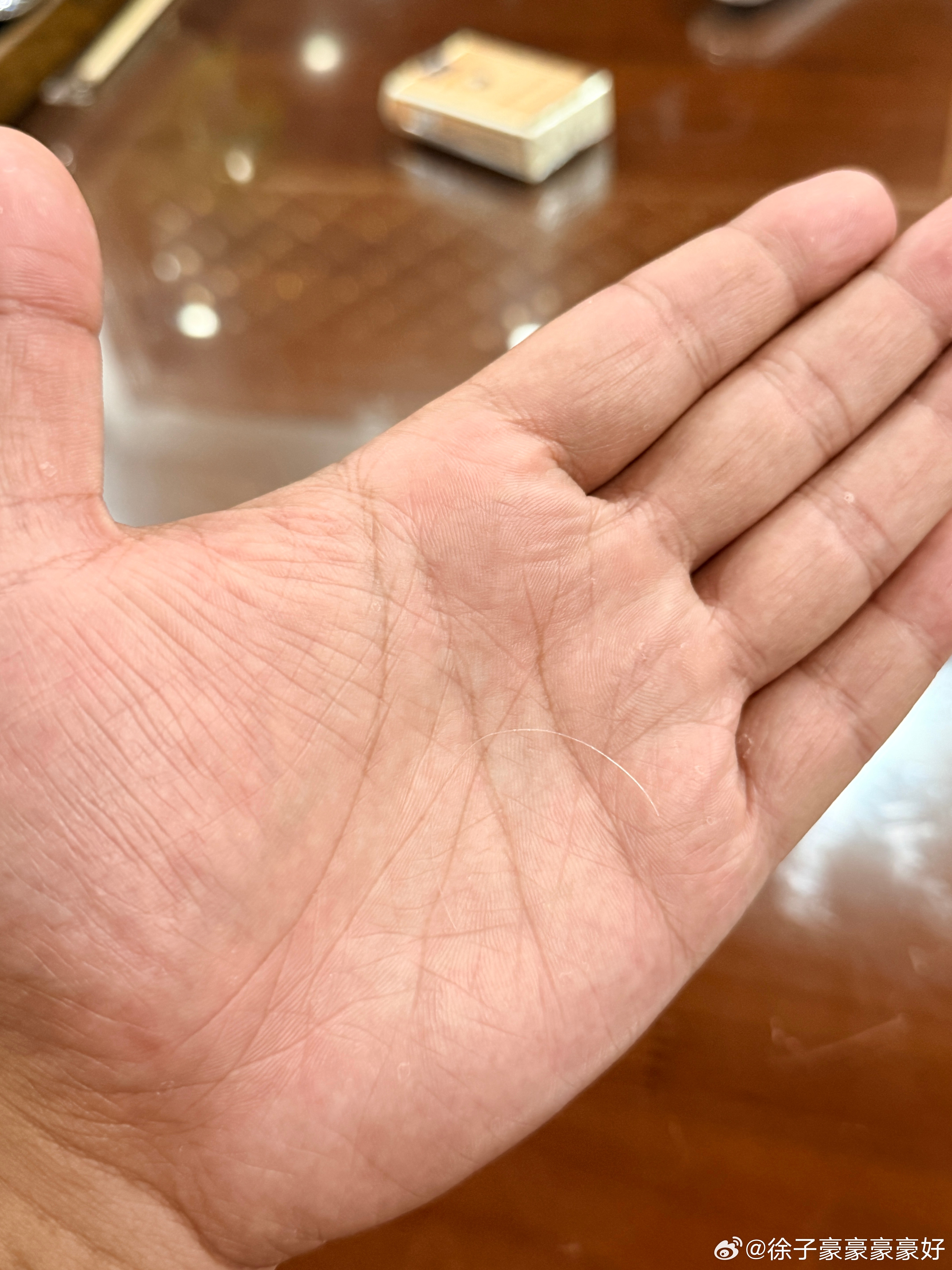 刚媳妇说，你头上怎么长了那么多白头发一拔就是一根。天天一堆糟烂事，这哪能有好。