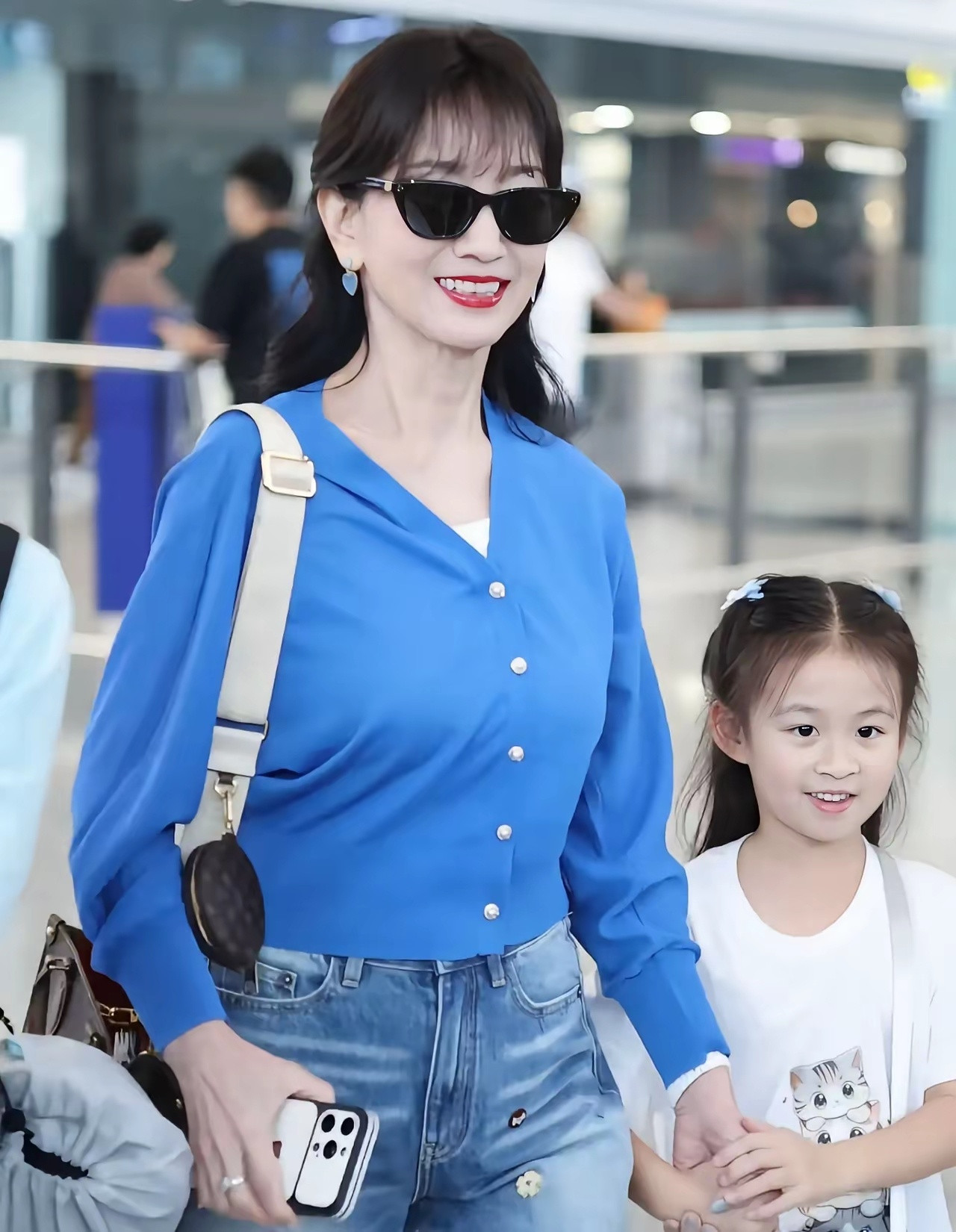 72岁赵雅芝和7岁的孙女小月亮同框，小月亮好乖巧，看见有镜头拍她，一直紧紧牵着奶