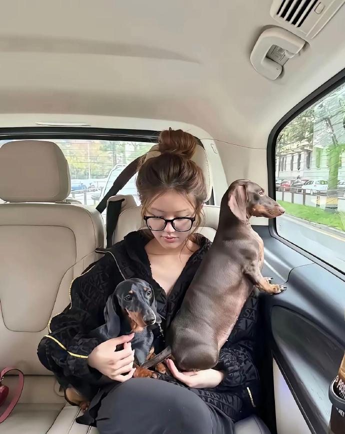 年轻就是好啊，赵露思即使是纯素颜，这皮肤状态看起来也是相当的不错，有没有人知道她