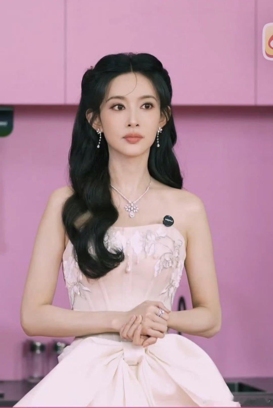 孟子义直播，粉嫩的公主头造型，妆容改变了诶好清透​​​