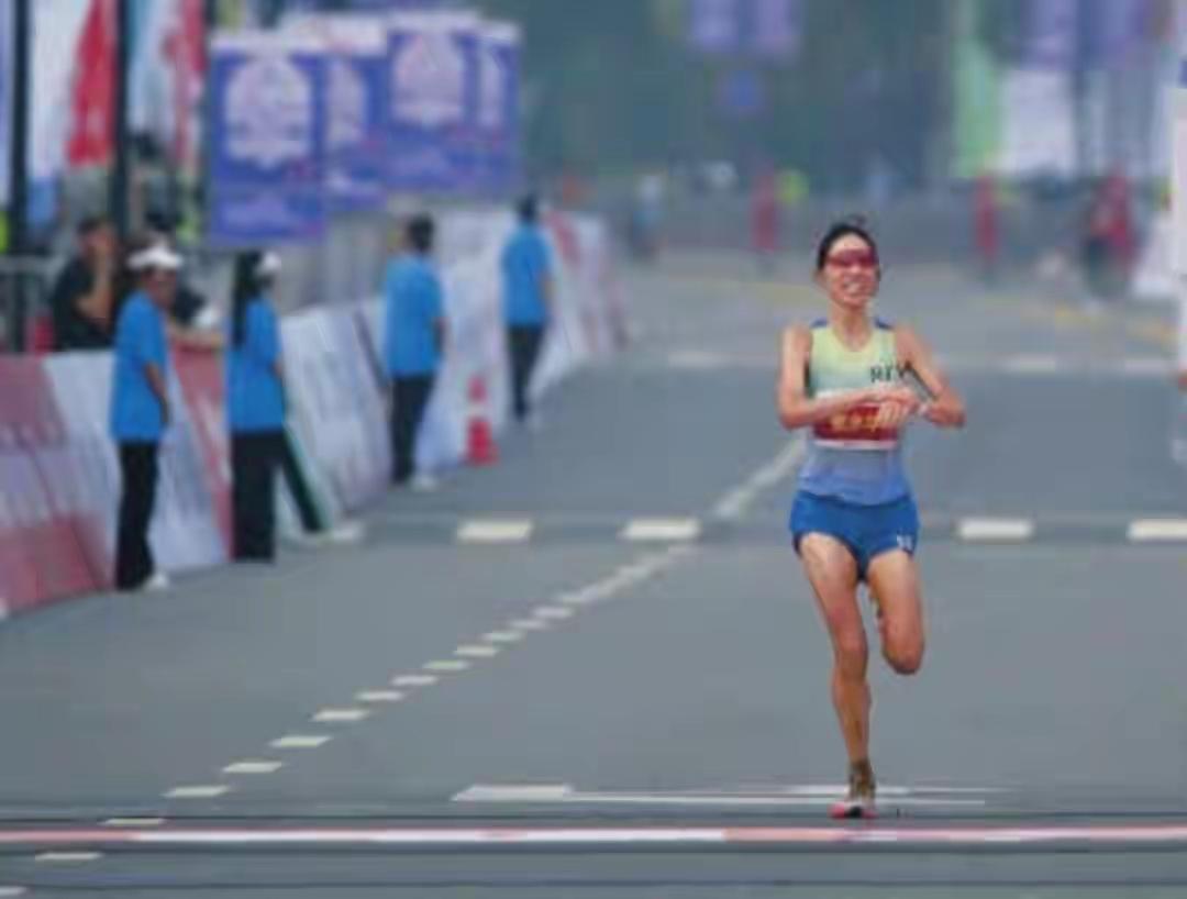 官媒点评最快女护士违规风波，言辞锋利没有袒护，白岩松说得太对医院已证实对“最快