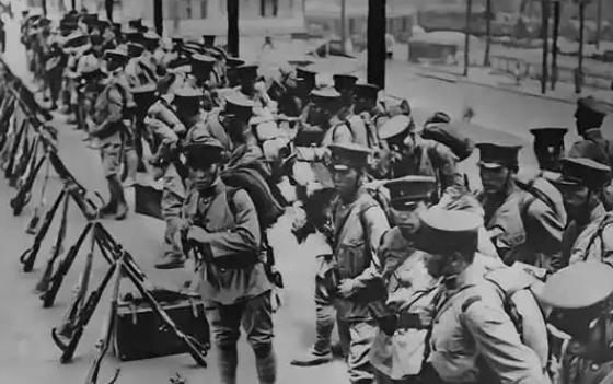 1944年，川军144师代师长率部投降日军，就在他接过汉奸委任状的那一刻，被五花