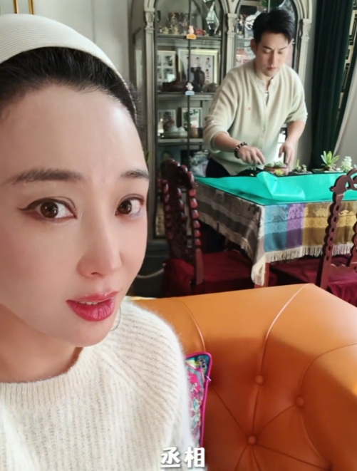 严屹宽在爆款剧《逐玉》中，饰演了丞相“魏严”当他第一次出场上朝时，有女粉丝发弹