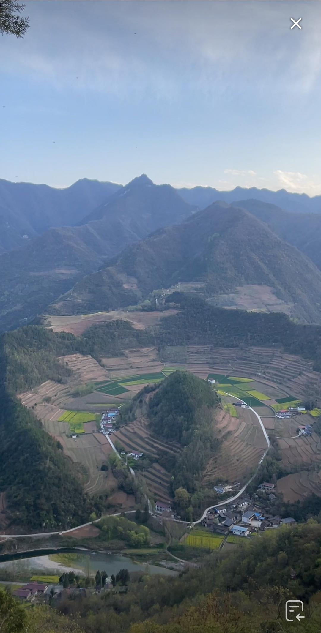 国内竟然还有如此神奇的地貌！一圈是山，中间也是一个山，背后一座大山！先不说适