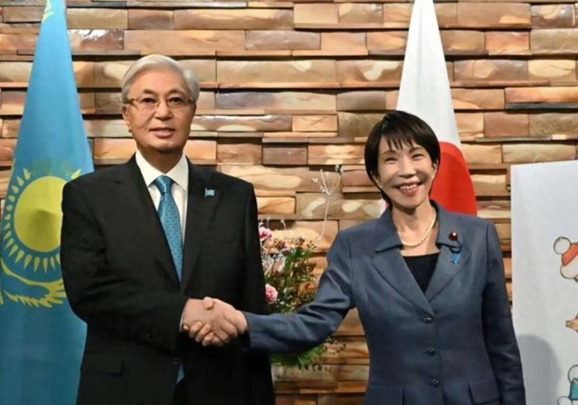 12月21日，哈萨克斯坦总统刚离开日本，并没有回国，而是直接飞到了俄罗斯，高市早