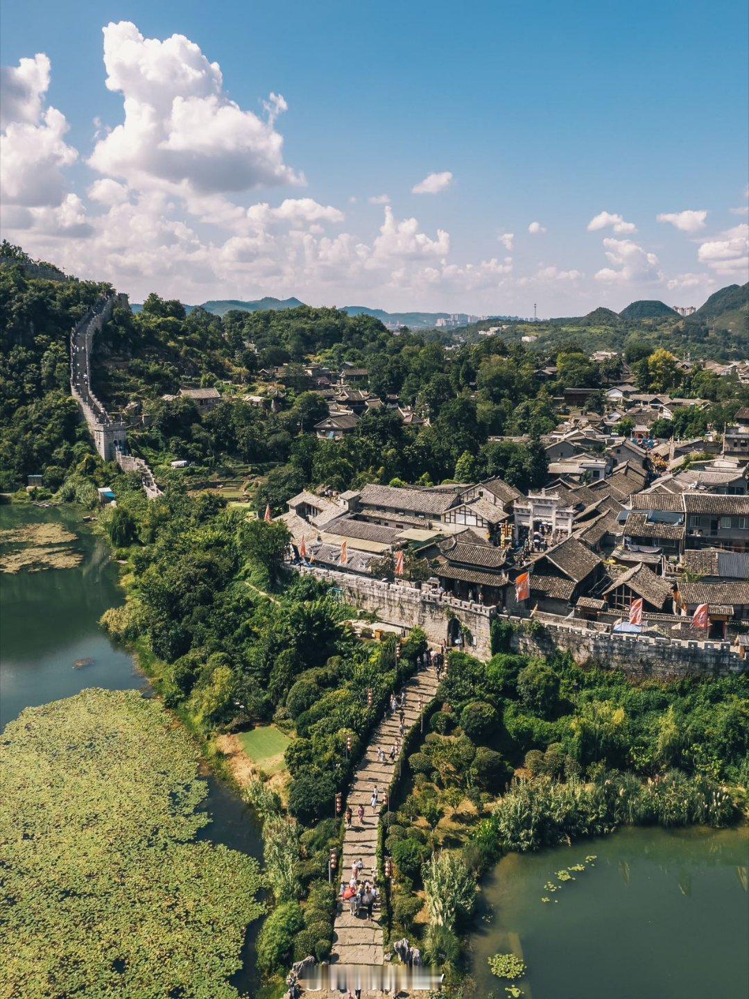  贵阳南边的青岩古镇，不仅是旅游景点，更是一座仍在呼吸的军事要塞、生活社区和精神