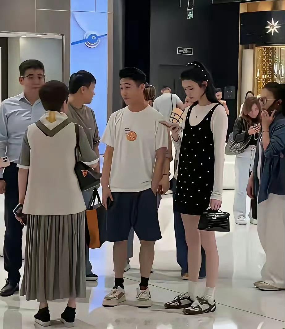 看了奚梦瑶的路透图才发现少女感和是否结婚生子毫无关系。