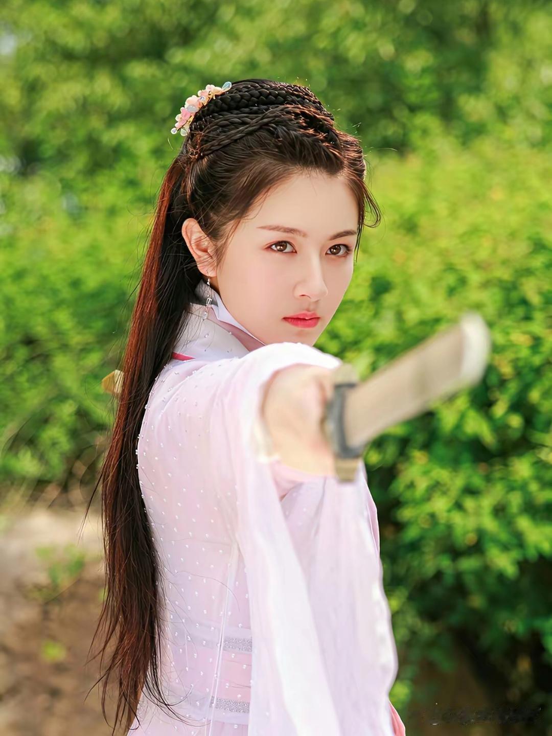 《师兄太稳健》是不是女主选岔了？按理头号女主该是云霄仙子，艾米演的蓝灵鹅算女二，可孙珍妮这版云霄总差
