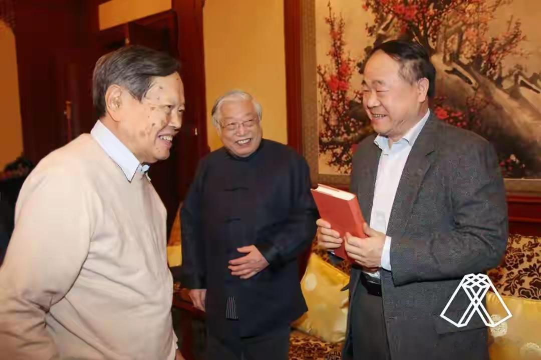莫言先生手书新诗《悼杨振宁先生》港岛悲闻坠大星，满天秋雨叶飘零。先生原本仙