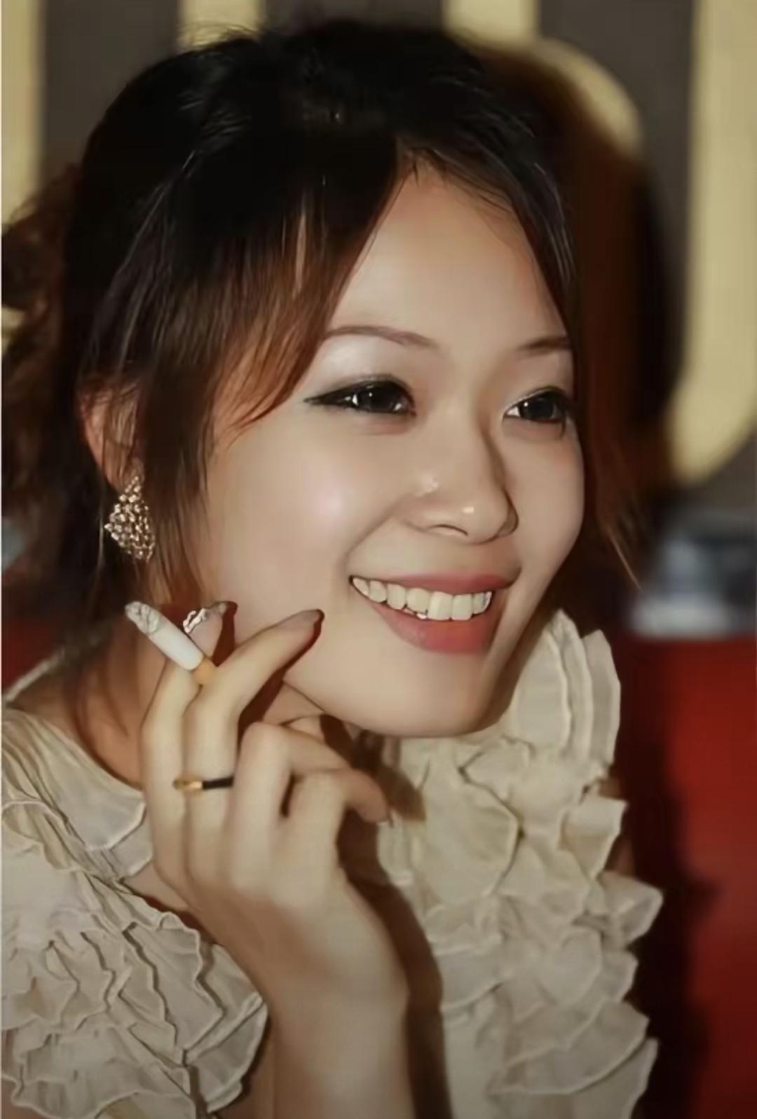 最近有人发现，现在谈恋爱不好搞。有个女孩手机锁得严，男的查了一下，里面居然存了十