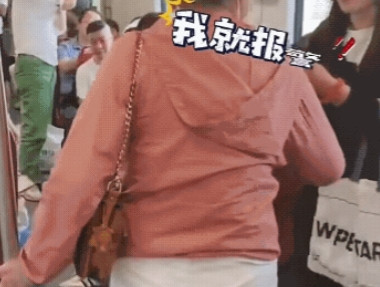气不过？上海地铁里一声“哐哐”踹门声，把整车人都震懵了。大妈因错过下车时机，暴怒