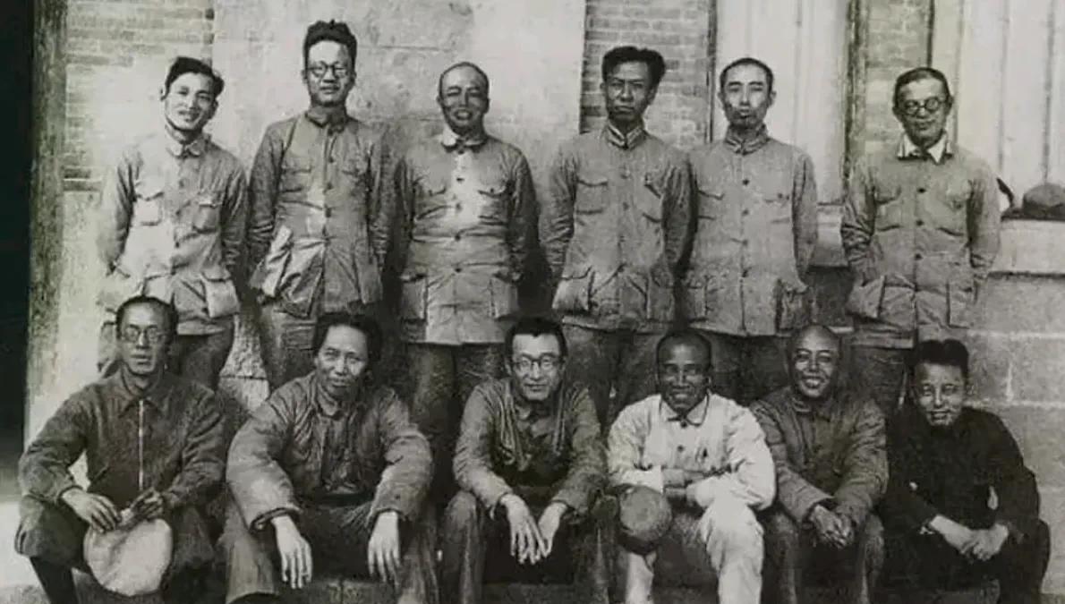 即使是一个完全不懂中国历史的外国人，看到我国创业团队的这张合影，也能一眼认出来谁