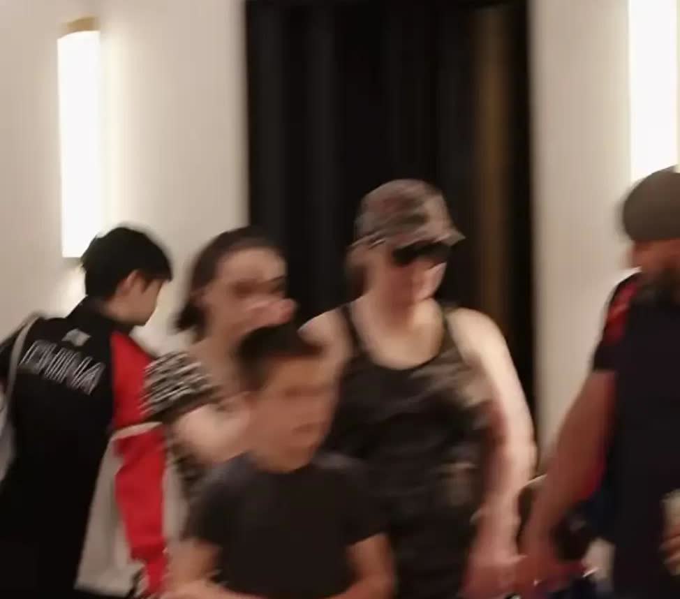 哇！又好幸福，一早起来看到莎莎和哥不仅同框还同台电梯莎莎先