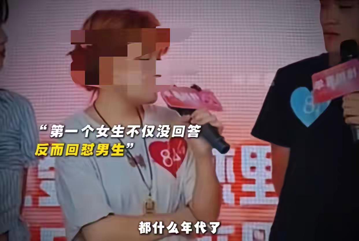 在某个相亲舞台上,有两个女生同时看上了一名男生,主持人询问男生他选哪一个呢?男生