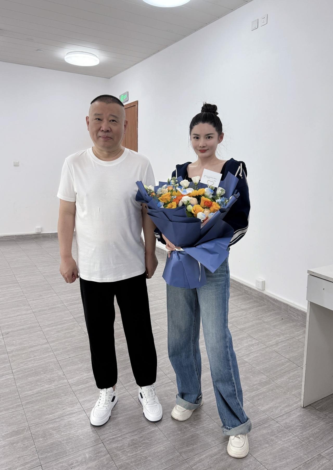 近日，有位网友晒与郭德纲合影，郭德纲相声演出上海站，小姐姐到场探班的画面。小