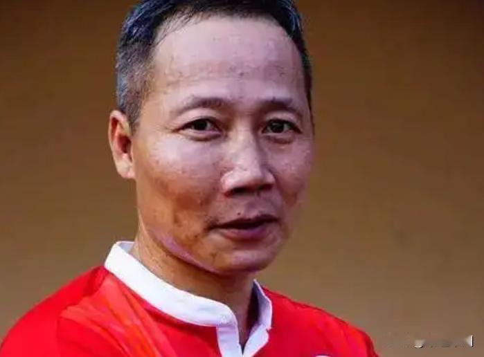 1994甲A亚军广州太阳神的中场群星里，彭伟国是台前的组织核心，而温志军是