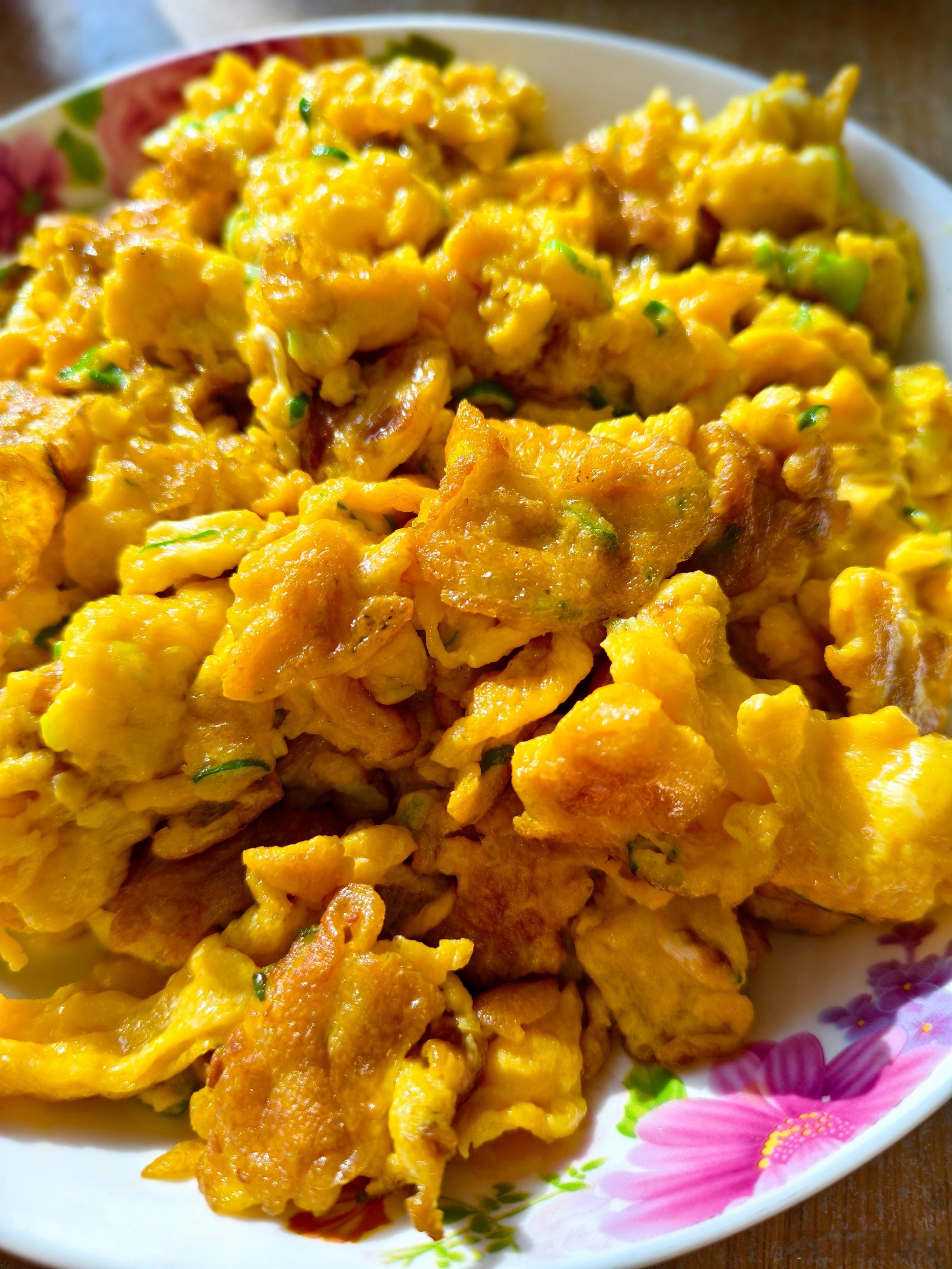 想问谁不爱吃炒鸡蛋啊今天咱们来揭秘一道既简单又美味的小炒笨鸡蛋去集上赶集看到新鲜