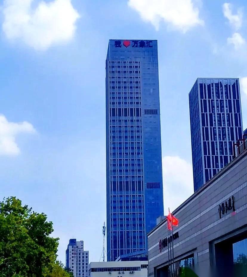 服了，真的服了。临沂一个卖东西的钱，居然干过了比它GDP高1600个亿的潍坊。