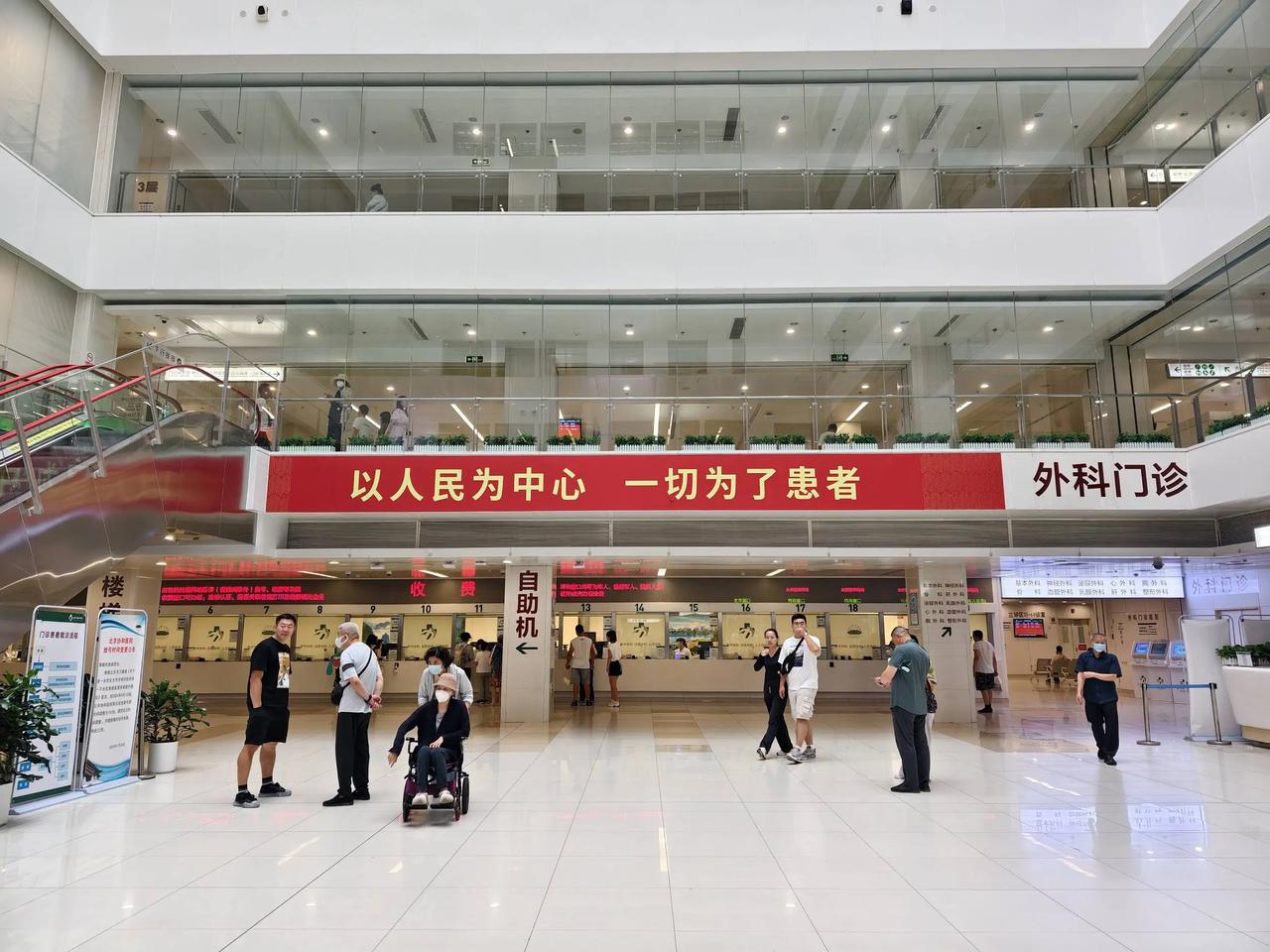 好多人都纳闷，医院看着人来人往挺热闹，照理说该是稳赚不赔的地方，咋还会发不出工资