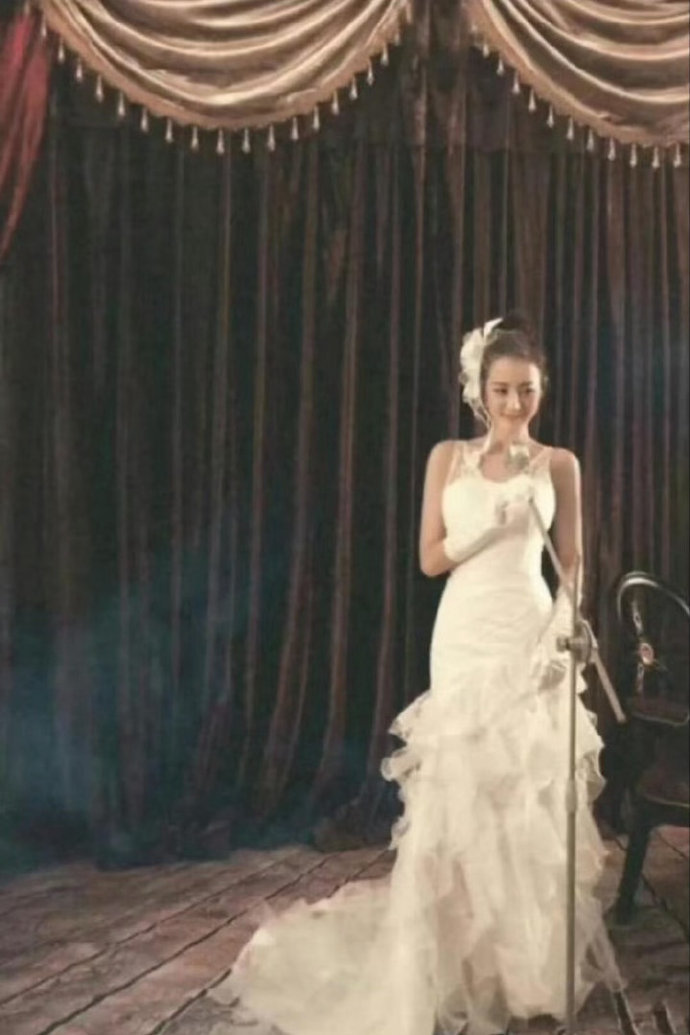 迪丽热巴迪丽热巴素人婚纱模特时期热巴素人时期的婚纱模特照也太可了吧！邻家女孩般