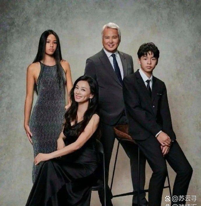 张庭‎发了一张全﻿家﻿福﻿，两个孩子的样子变﻿‎﻿化超大
