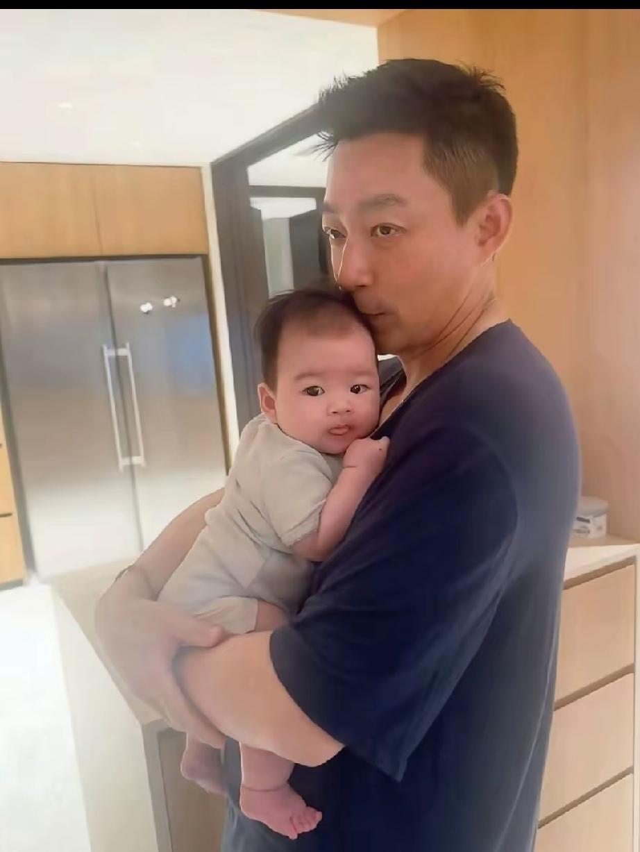 终于看到汪小菲抱着小儿子“小七宝”的正面照了，小家伙长的白白胖胖，浓眉大眼，真招