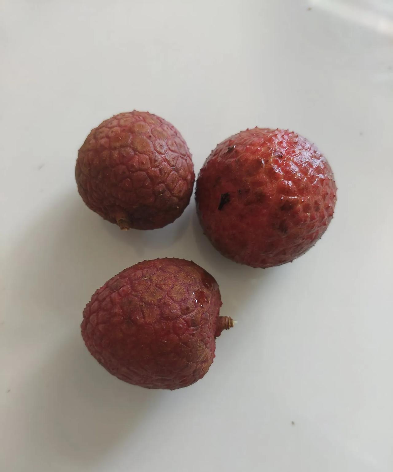 没想到在北方城市也能品尝到，这么便宜，这么好吃的荔枝了！往年的荔枝都是高不可攀