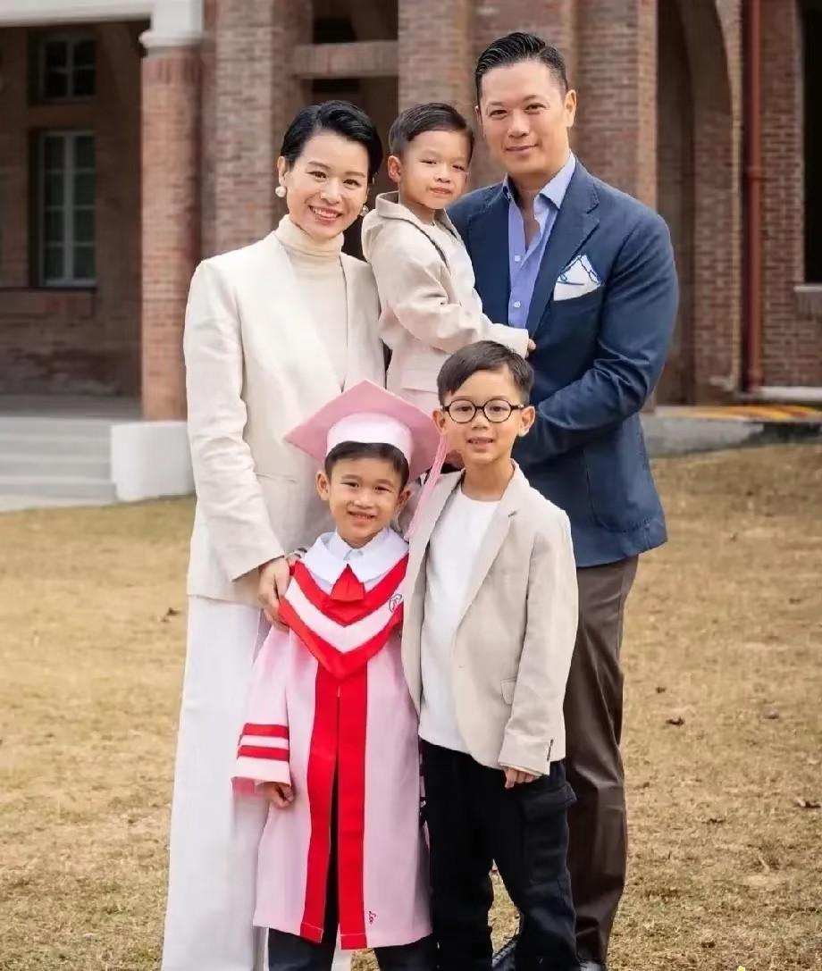 胡杏儿与丈夫和三个儿子的全家福，看着十分温馨。胡杏儿也算是一手烂牌打出了王炸