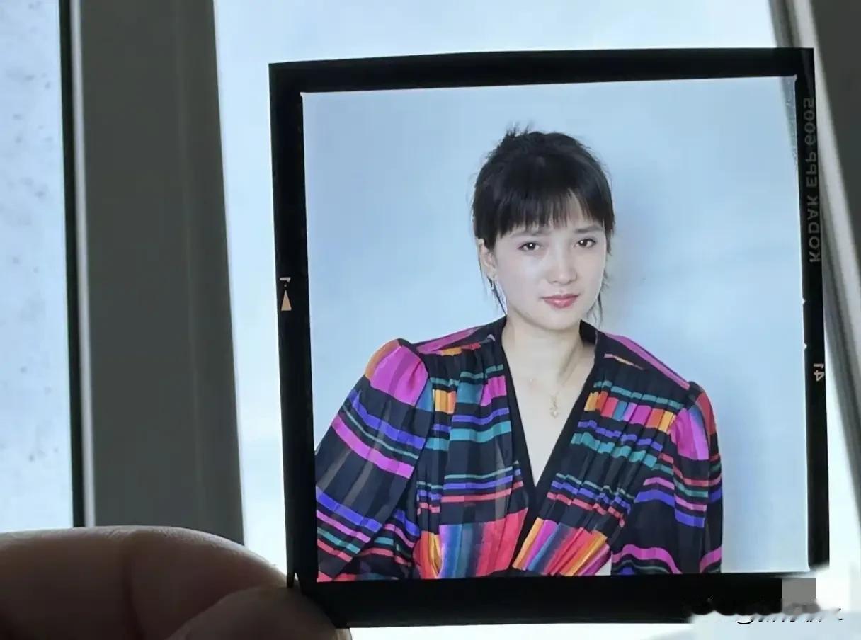 最近看了何晴老师生病期间的照顾情况，有点唏嘘。她妹妹小她四岁，平时照顾她最多