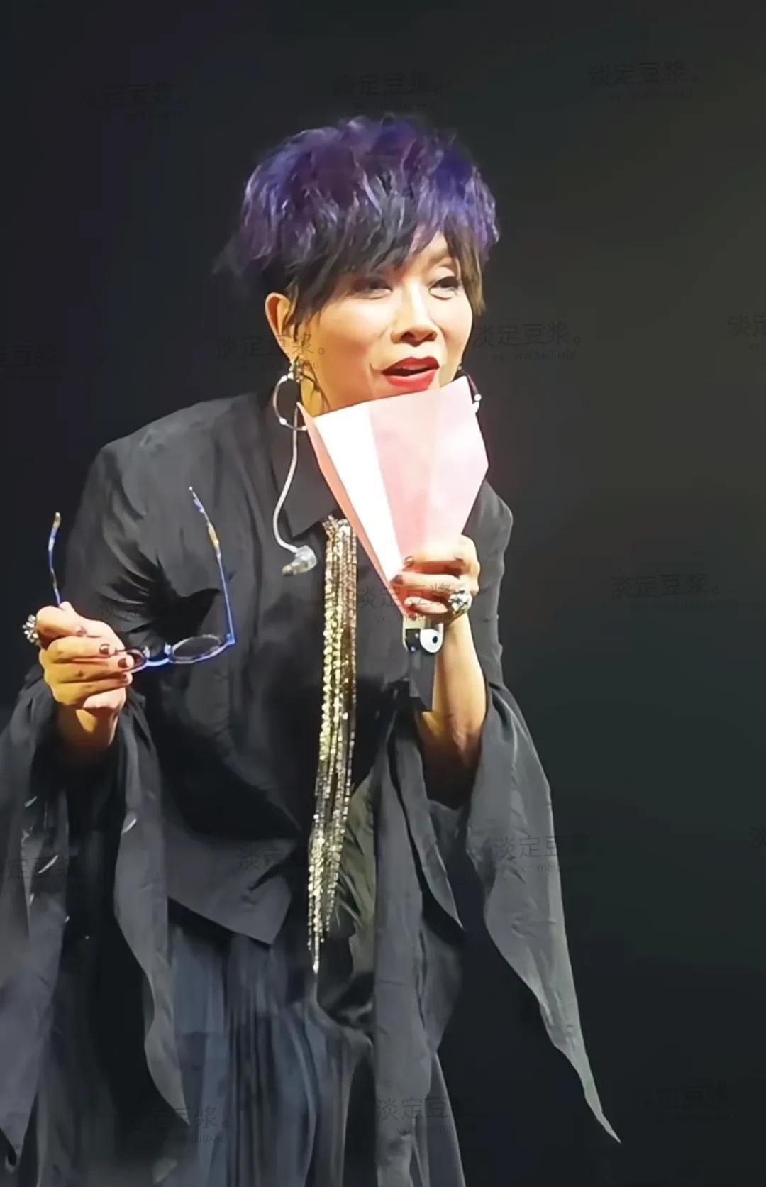 天啊！拿着老花镜开演唱会的，陈明应该是第一位吧？看她现场和全国各地来的粉