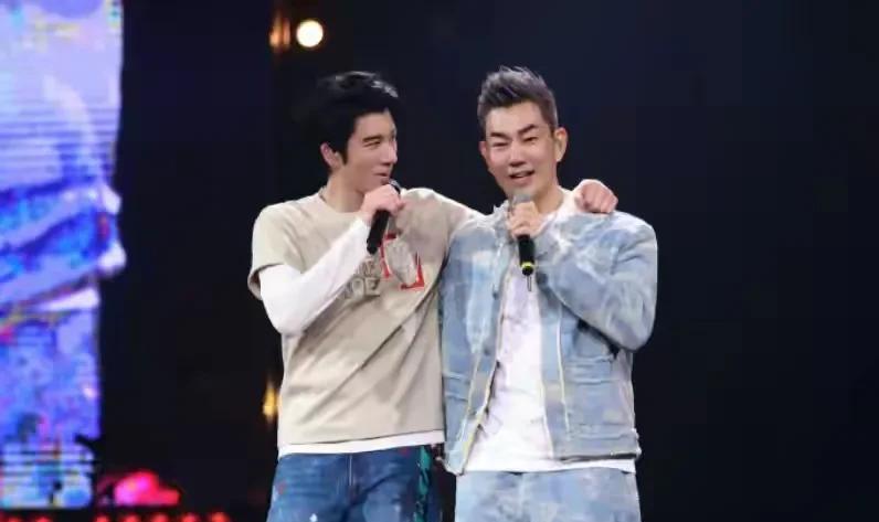 王力宏上海演唱会，我的天啊，来了这么多的熟面孔。助唱嘉宾任贤齐，歌迷粉丝许昕，亚