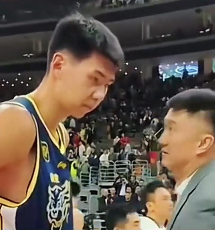 杜锋指导其实就是广东队的最大卧底！早年把广东内线球员董瀚麟骂走，后来又把内线悍将