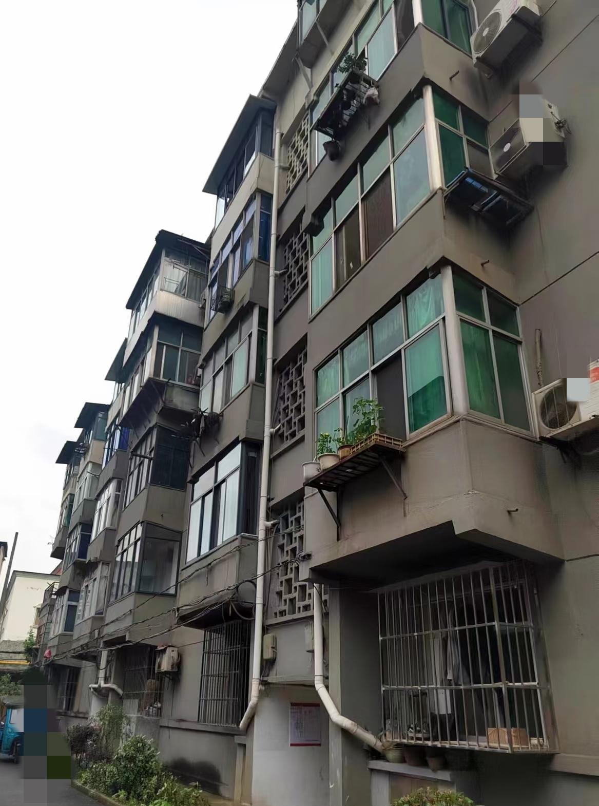 河南小伙20多岁高中毕业，只身来到天津河西区跑外卖。初到这座城市举目无亲，